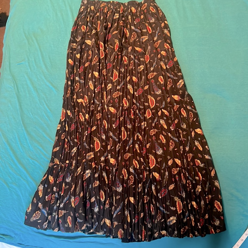Scott and Taylor size Large. Long broomstick skirt. Feather print